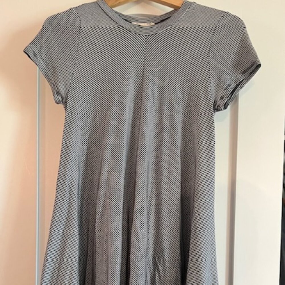 SHORT SLEEVE BLACK AND WHITE STRIPE DRESS, SIZE SMALL, FLOWY, COMFY